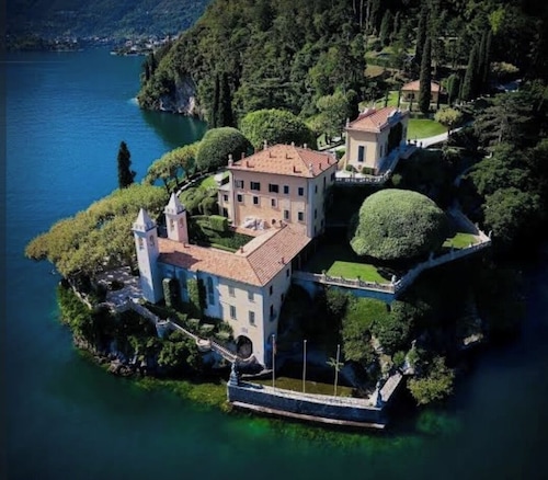 Cosy retreat, historical village on Lake Como, close to lake/services with views