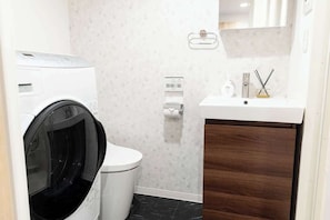 Doccia, asciugacapelli, shampoo