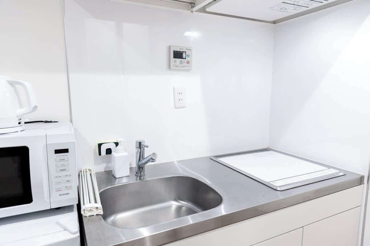 冷蔵庫、電子レンジ、調理器具と食器