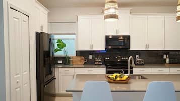 Een microgolfoven, een oven, een kookplaat, een vaatwasser