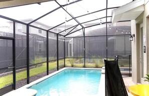 Ein überdachter Pool mit Blick auf ein Wohngebiet.