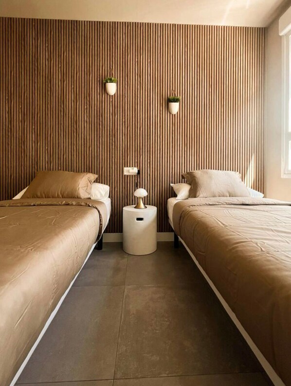 3 عدّة غرف نوم ومكواة/لوح كي وواي فاي وملاءات أسرّة