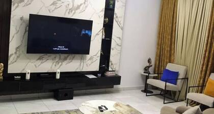 Cosy 1BDR Apartment with balcony& WiFi 24/7 Lekki.