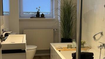 Dusche, Haartrockner, Handtücher, Toilettenpapier