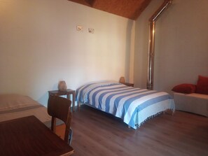 3 عدّة غرف نوم ومكواة/لوح كي وواي فاي وملاءات أسرّة