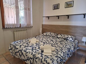 2 bedrooms, desk, iron/ironing board, travel cot - Cozy apartment with swimming pool, just a short walk from the lakeside. (Sala Comacina)