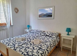 2 camere, una scrivania, ferro/asse da stiro, culla da viaggio