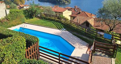 Cozy apartment with swimming pool, just a short walk from the lakeside.