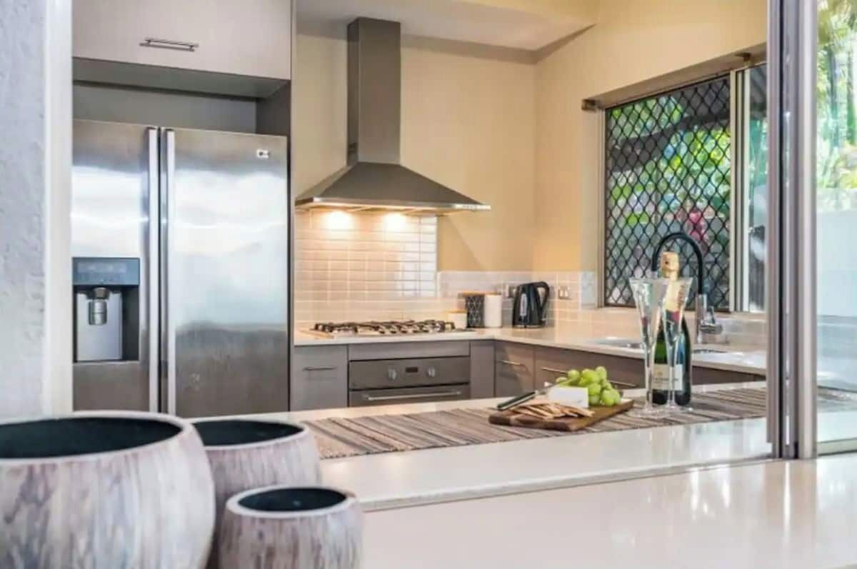 Køleskab, mikrobølgeovn, ovn, kogeplade