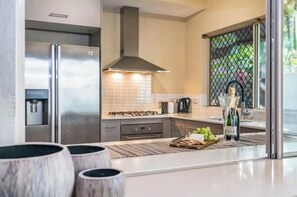 ثلاجة، ميكروويف، فرن، موقد طهي مسطح