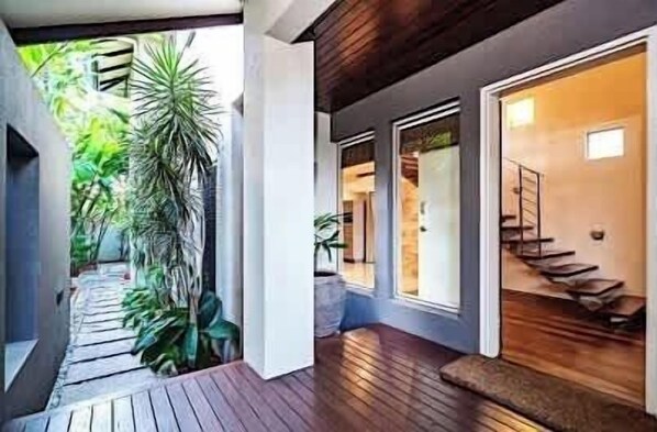 المنشأة من الداخل