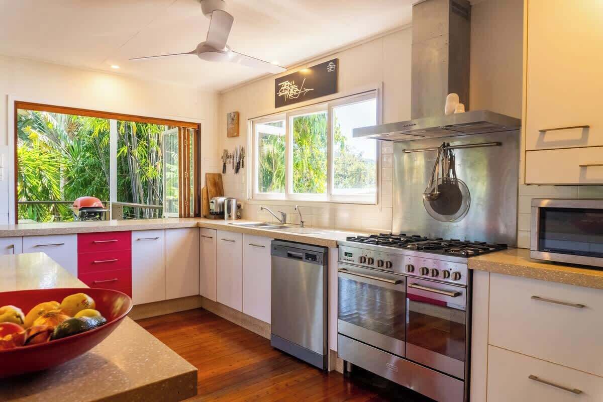 Geladeira, micro-ondas, fogão, cooktop