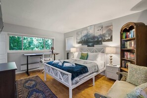2 bedrooms, desk, iron/ironing board, WiFi