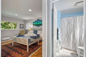 2 bedrooms, desk, iron/ironing board, WiFi
