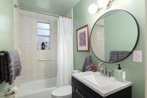 Haartrockner, Handtücher, Seife, Shampoo