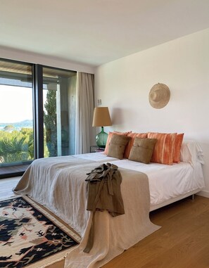 4 bedrooms, iron/ironing board, internet, bed sheets