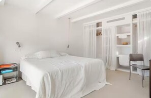 3 bedrooms, WiFi, bed sheets, wheelchair access