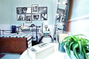 2 bedrooms, internet, bed sheets