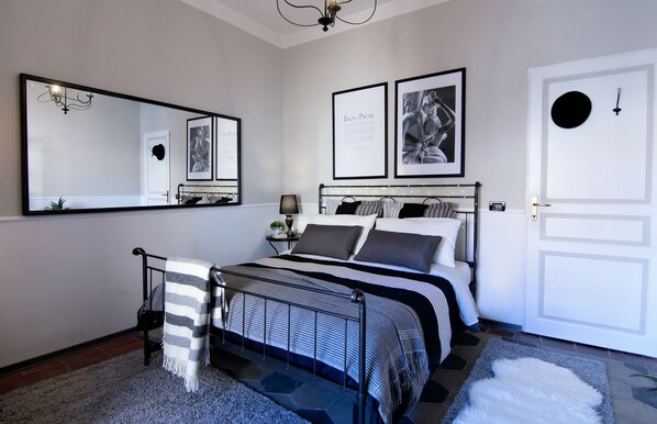 2 bedrooms, internet, bed sheets