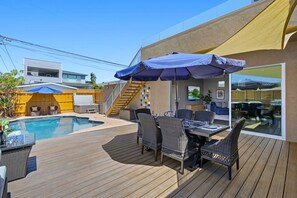 Outdoor dining - NEW Pacific Beach Retreat Coastal Getaway w/ Pool (San Diego)