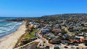A coastal residential area with houses, a beach, and a road curving along the coastline. - Pacific Beach Retreat Coastal Getaway w/ Pool (San Diego)