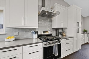 Fridge, microwave, stovetop, dishwasher