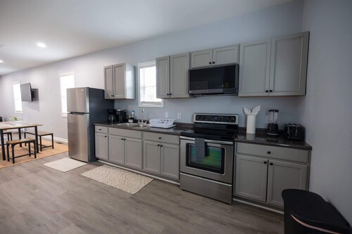 3 Min to Downtown - 10 Min to Elon - Smart TVs