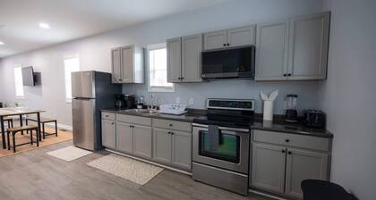 3 Min to Downtown - 10 Min to Elon - Smart TVs