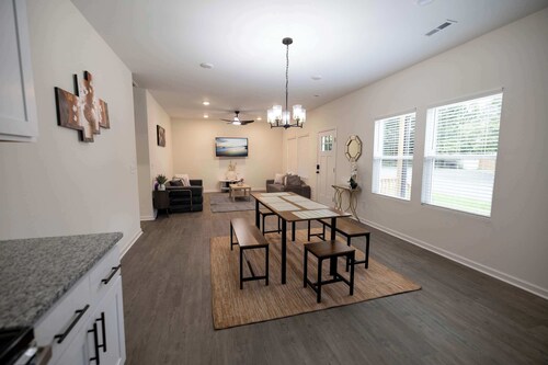 4 Min to Downtown | 10 to Elon | Car Rental Avail.