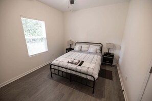 3 soverom, strykejern/-brett, wi-fi og sengetøy