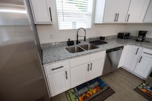 Fridge, microwave, stovetop, coffee/tea maker - 4 Min to Downtown | 10 to Elon | Car Rental Avail. (Burlington)