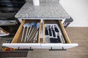 Kühlschrank, Mikrowelle, Herdplatte, Wasserkocher mit Kaffee-/Teezubehör