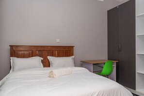 3 habitaciones, tabla de planchar con plancha, wifi y ropa de cama