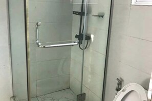 シャワー、タオル、石鹸、トイレットペーパー