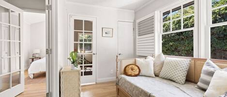 5 bedrooms, desk, WiFi