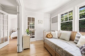 5 bedrooms, desk, WiFi