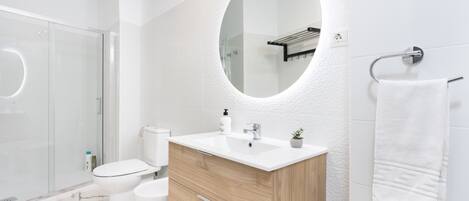 Shower, hair dryer, towels