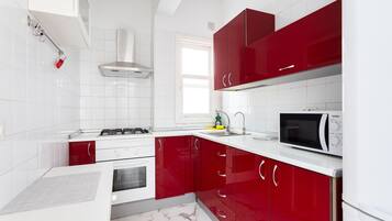 Een koelkast, een microgolfoven, een oven