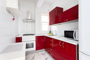 Fridge, microwave, oven, coffee/tea maker