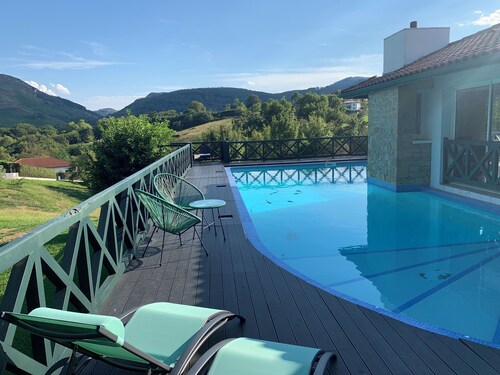 Villa ONGIZATEA-Rez de Chaussée with swimming pool 10 minutes from St Jean de Luz