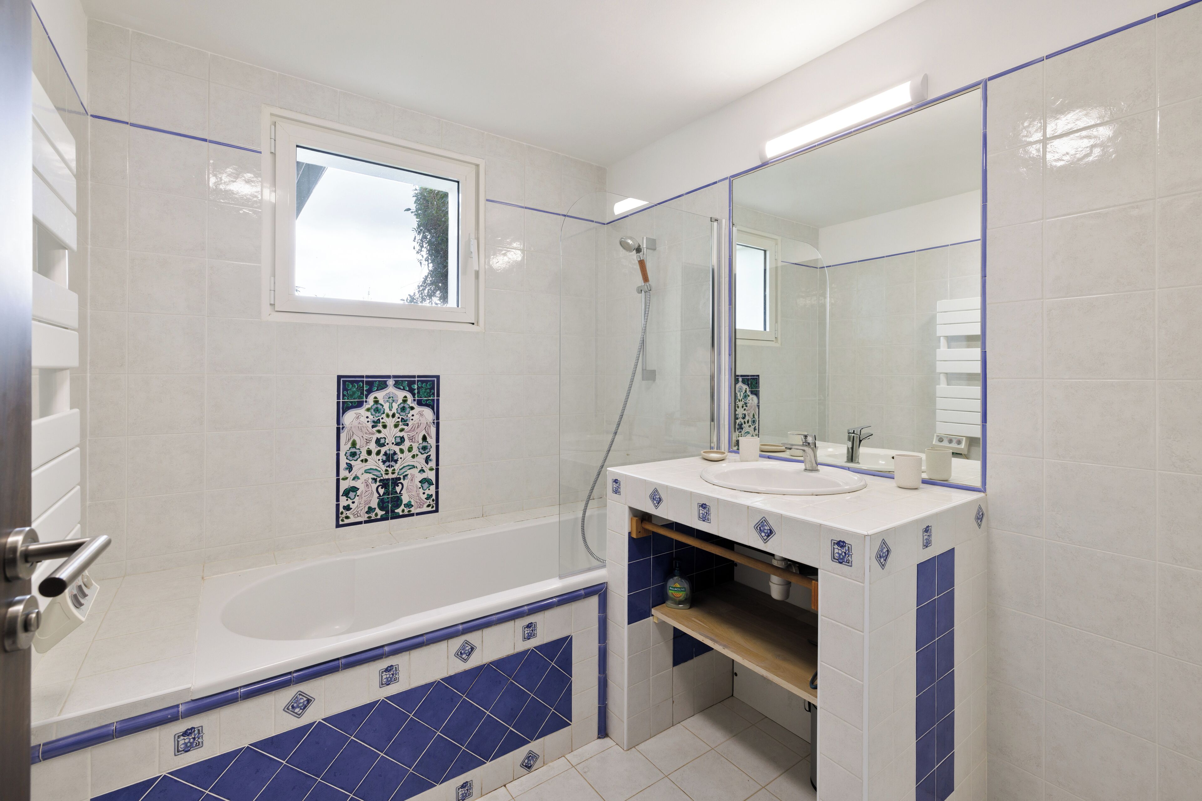 Een douche, een haardroger, handdoeken, zeep