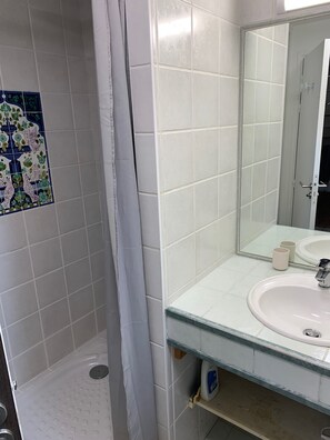 Shower, hair dryer, towels, soap - Villa ONGIZATEA- Ground floor with swimming pool 10 minutes from St Jean de Luz (Urrugne)