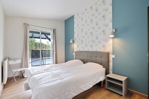 4 bedrooms, desk, iron/ironing board, WiFi