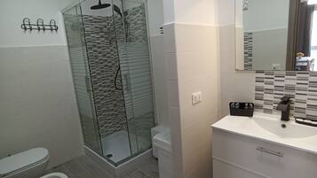 Haartrockner, HandtĂŒcher, Seife, Toilettenpapier