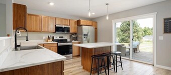 Dual Master Suites-Retreat near Long Lake — 5BR/3.5BA, Pool/Trampoline/Kayaks