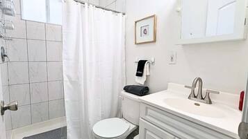 Regadera, secadora de cabello, toallas