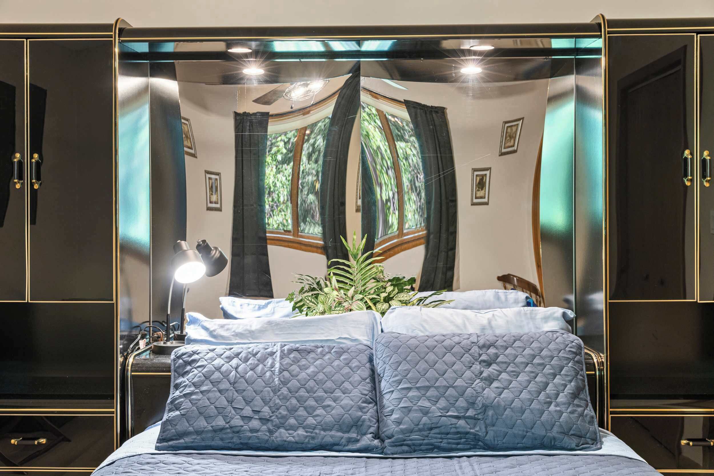 4 chambres, bureau, fer et planche à repasser, lit parapluie