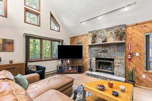 TV, fireplace, video games, foosball - Pocono's Resort - Fire Pit, Jacuzzi, Winter Sports Amenities (Lake Ariel)