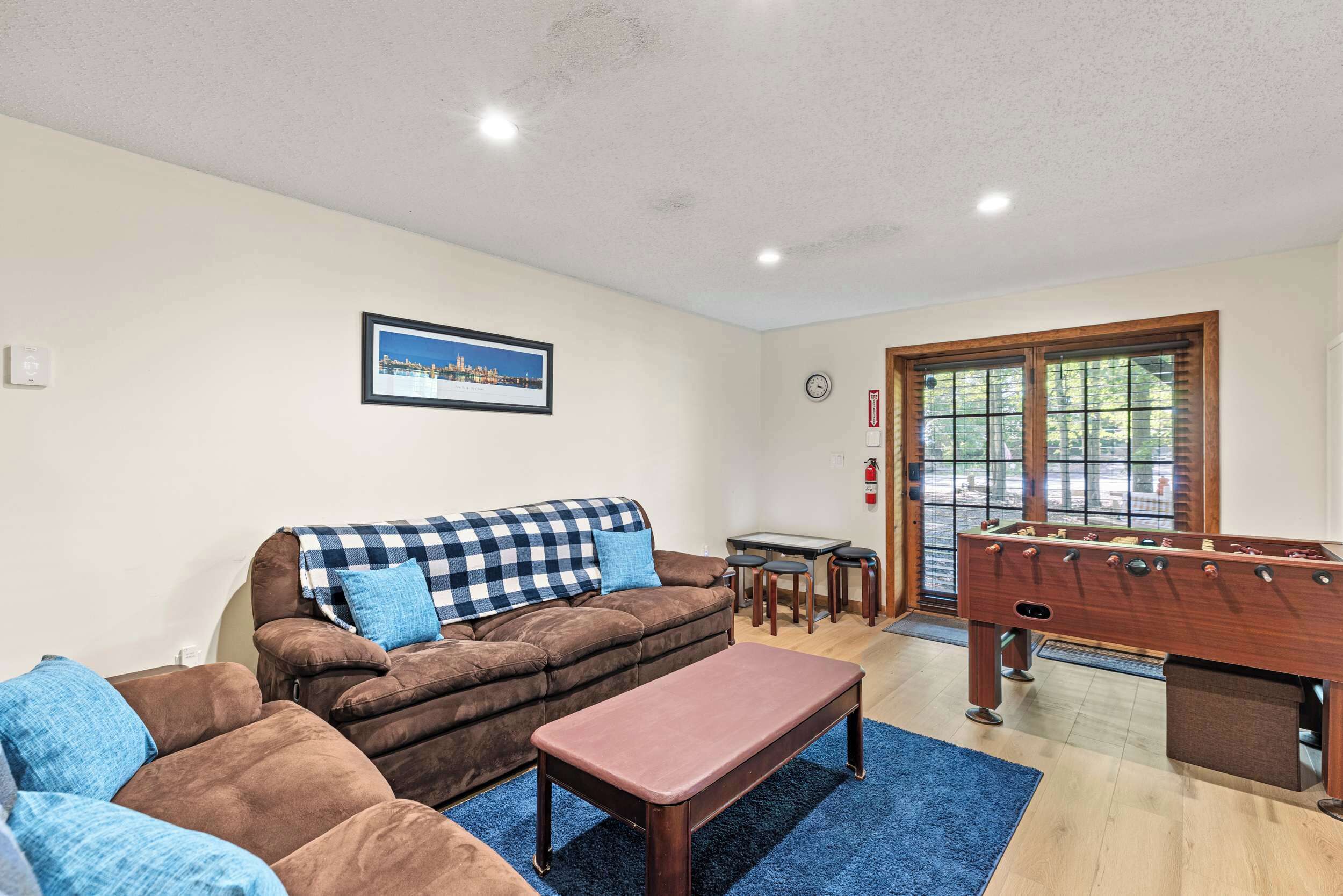 Televisio, takka, videopelejä, pöytäjalkapallopöytä