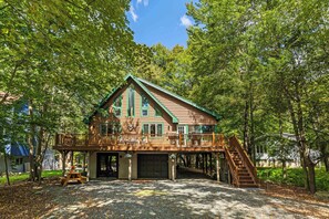 Exterior - Pocono's Resort - Fire Pit, Jacuzzi, Winter Sports Amenities (Lake Ariel)